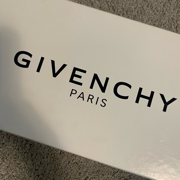 GIVENCHY LOGO SLIDES - Picture 1 of 8
